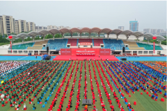 中國藥科大學舉行2022屆畢業(yè)典禮 校長送畢業(yè)生“兩碼一證”